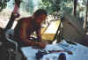 Thomas am Tisch vorm Zelt.jpg (126747 Byte)